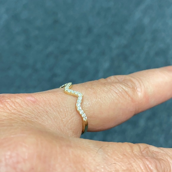 New 14K Yellow Gold CZ Unique ring zigzag band - Picture 2 of 9
